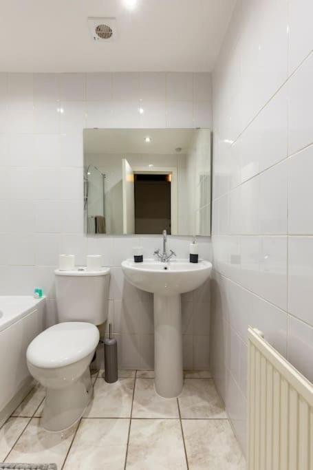 Spacious Stylish Centraly Located Flat Near Beach لارغس المظهر الخارجي الصورة