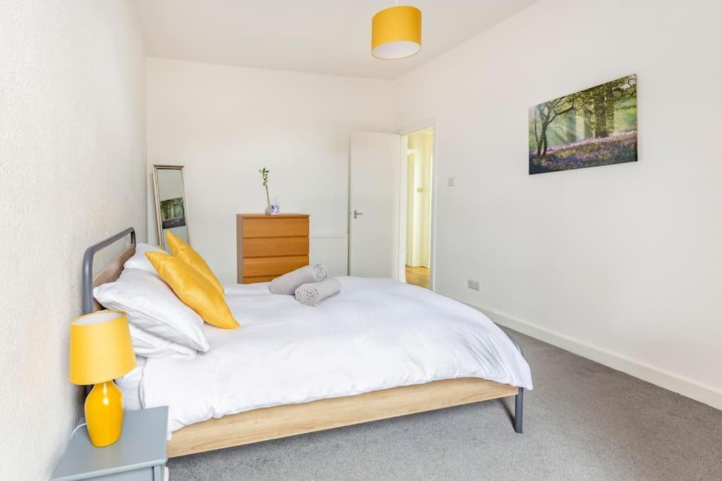 Spacious Stylish Centraly Located Flat Near Beach لارغس المظهر الخارجي الصورة